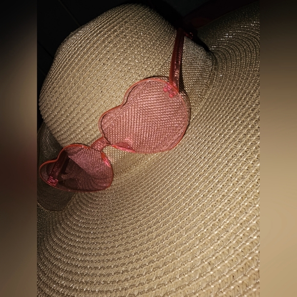 Heart-shaped pink sunglasses - Picture 2 of 4